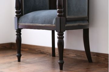 アンティーク家具　イギリスアンティーク　エレガントなアームチェア