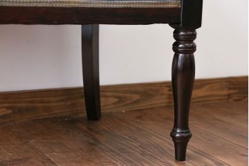 アンティーク家具　イギリスアンティーク　エレガントなアームチェア