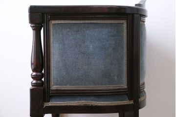 アンティーク家具　イギリスアンティーク　エレガントなアームチェア