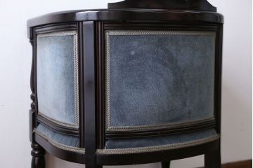 アンティーク家具　イギリスアンティーク　エレガントなアームチェア