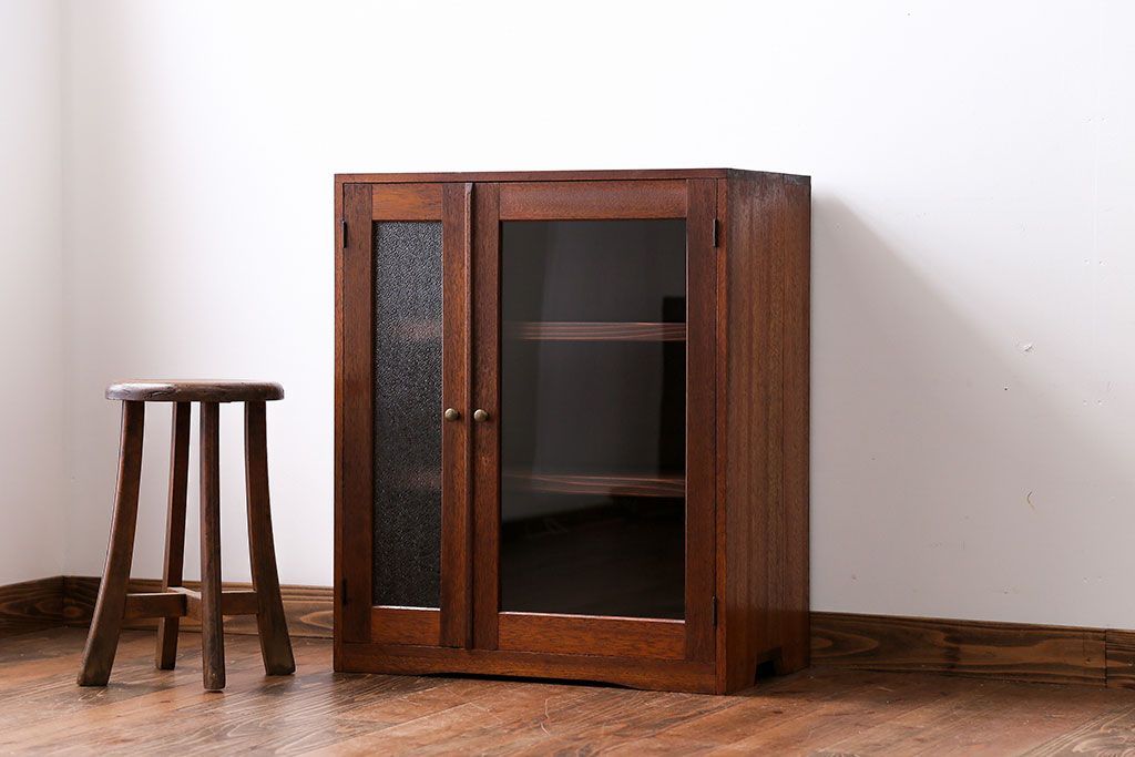 アンティーク家具　ダイヤガラス入り!小振りな収納棚