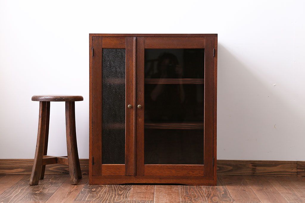 アンティーク家具　ダイヤガラス入り!小振りな収納棚