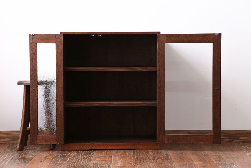 アンティーク家具　ダイヤガラス入り!小振りな収納棚