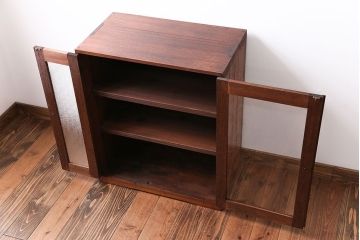 アンティーク家具　ダイヤガラス入り!小振りな収納棚