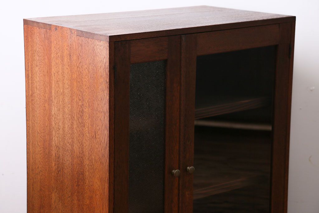 アンティーク家具　ダイヤガラス入り!小振りな収納棚