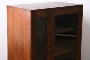 アンティーク家具　ダイヤガラス入り!小振りな収納棚