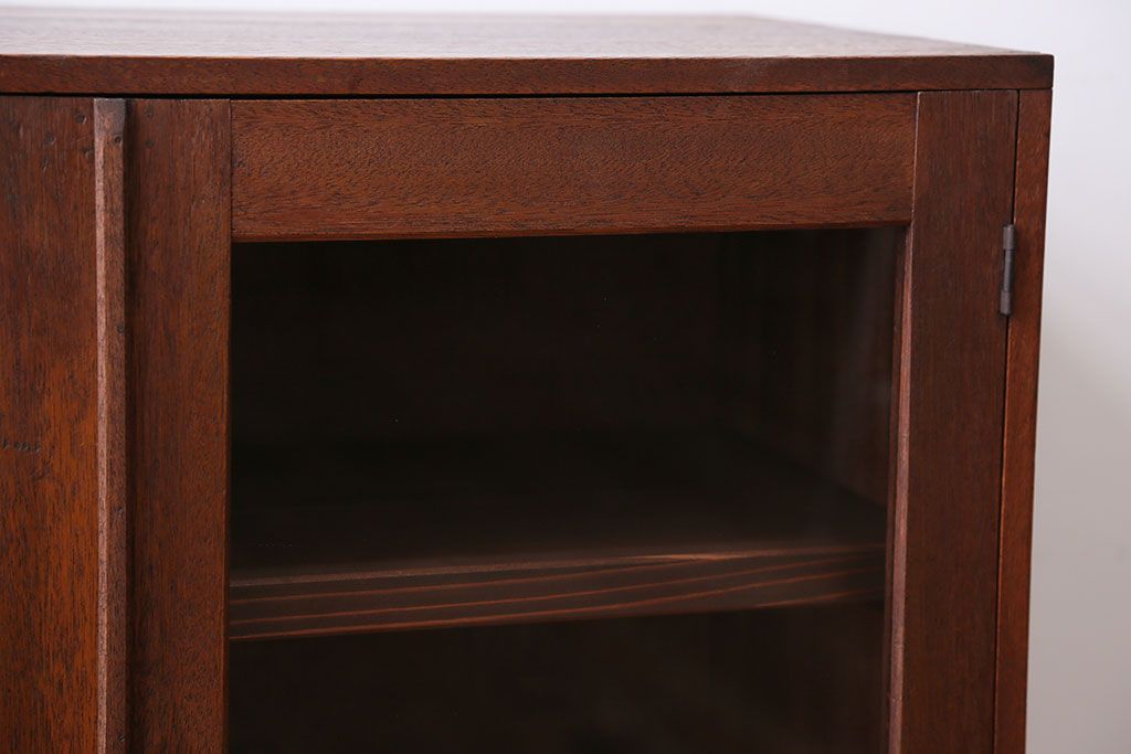 アンティーク家具　ダイヤガラス入り!小振りな収納棚