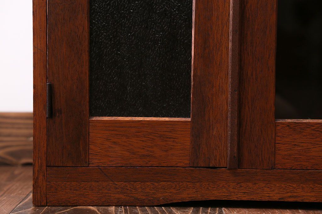 アンティーク家具　ダイヤガラス入り!小振りな収納棚