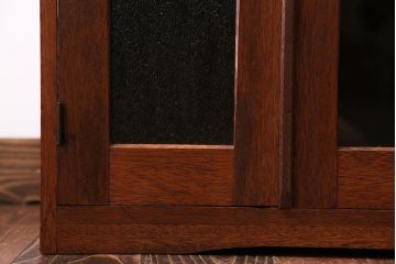 アンティーク家具　ダイヤガラス入り!小振りな収納棚