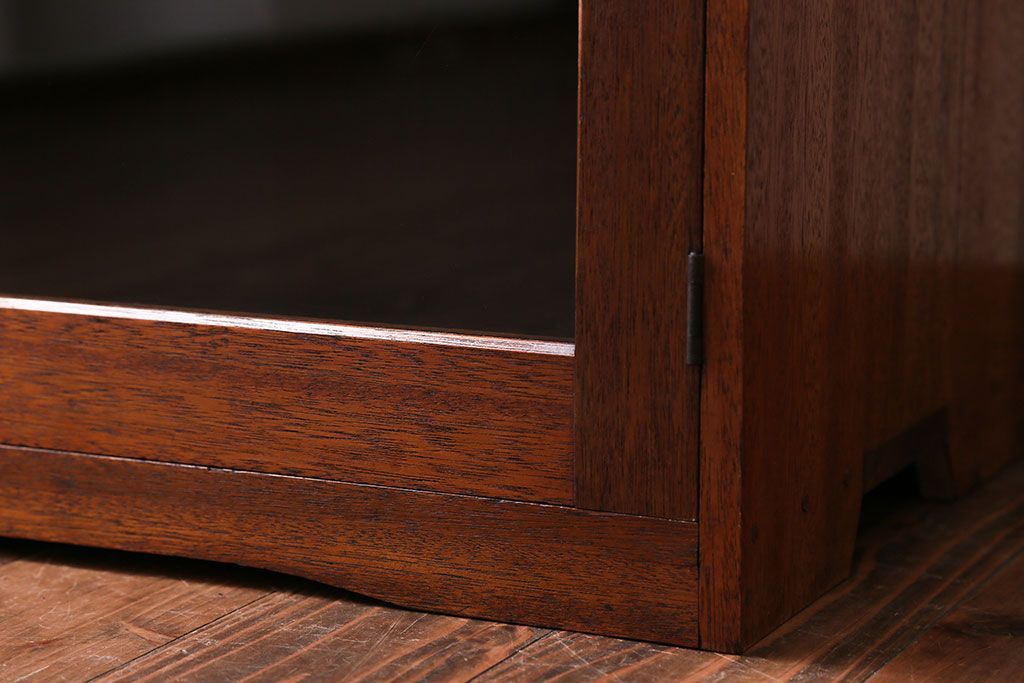 アンティーク家具　ダイヤガラス入り!小振りな収納棚