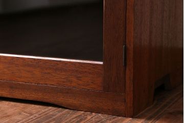 アンティーク家具　ダイヤガラス入り!小振りな収納棚