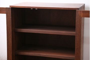 アンティーク家具　ダイヤガラス入り!小振りな収納棚