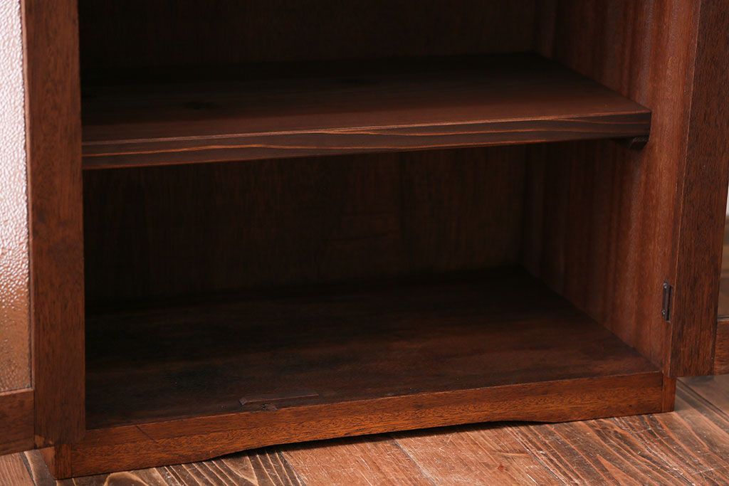 アンティーク家具　ダイヤガラス入り!小振りな収納棚