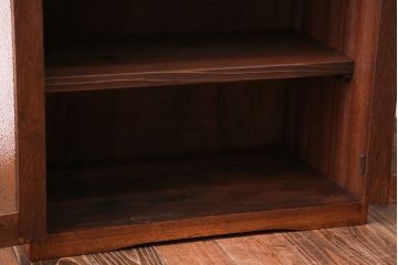 アンティーク家具　ダイヤガラス入り!小振りな収納棚