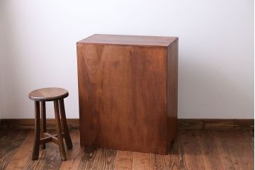 アンティーク家具　ダイヤガラス入り!小振りな収納棚