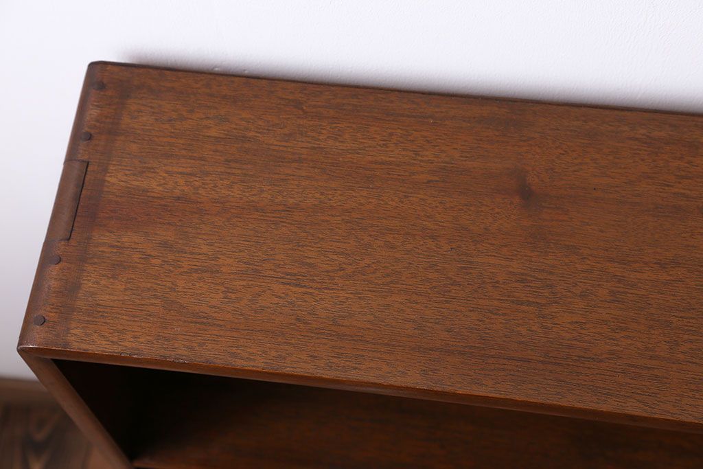 アンティーク家具　シンプルで小さな3段本棚