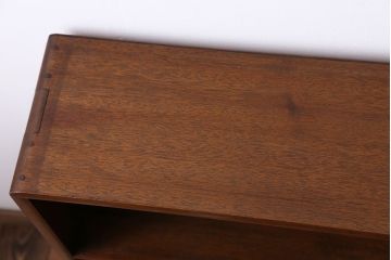 アンティーク家具　シンプルで小さな3段本棚