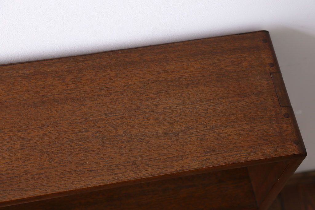 アンティーク家具　シンプルで小さな3段本棚