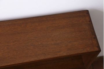 アンティーク家具　シンプルで小さな3段本棚