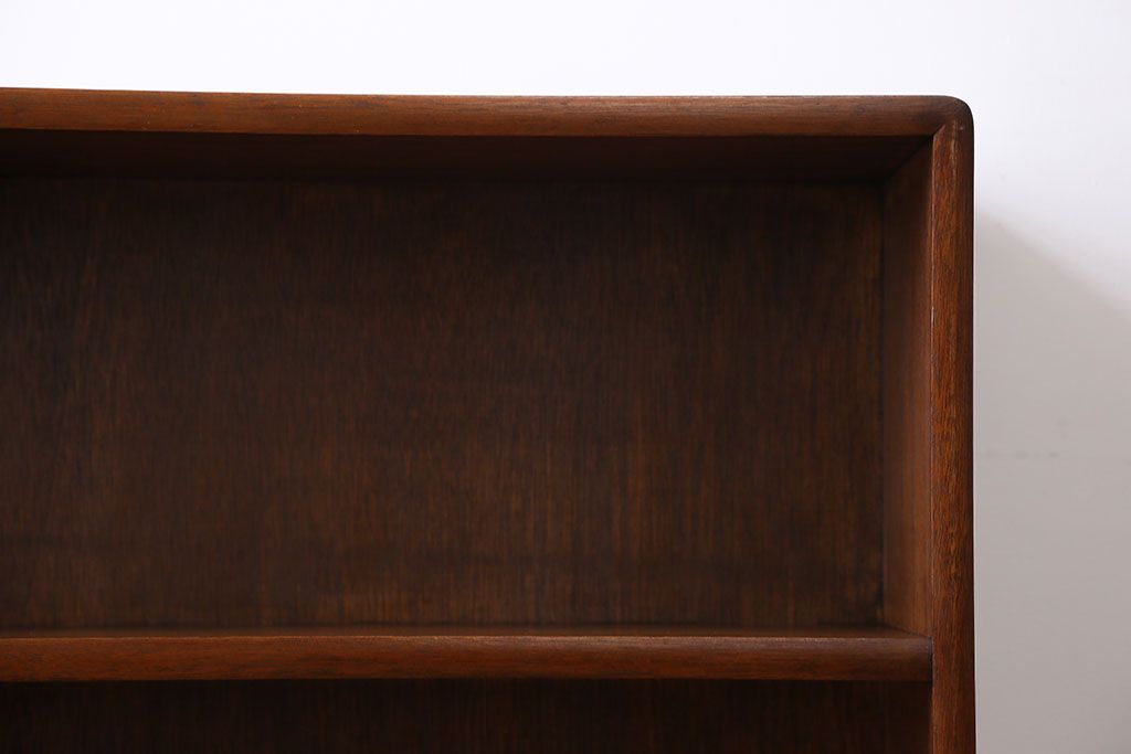 アンティーク家具　シンプルで小さな3段本棚