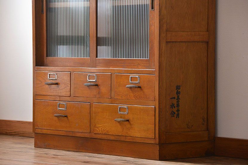 アンティーク家具　ネームプレート付き!モールガラス入り本箱