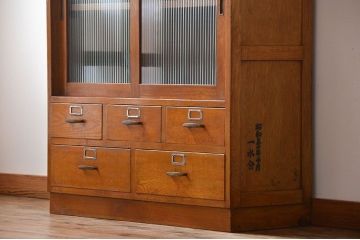 アンティーク家具　ネームプレート付き!モールガラス入り本箱