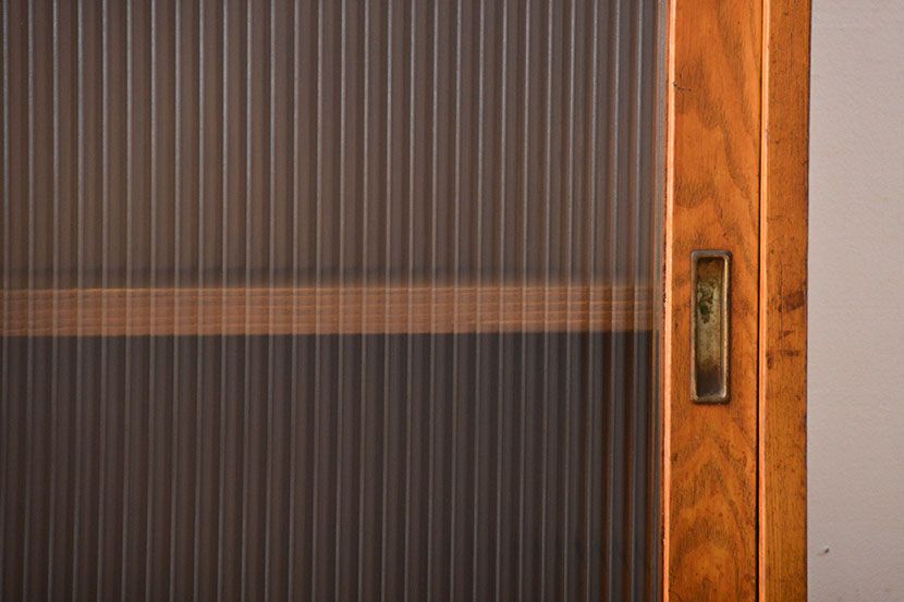 アンティーク家具　ネームプレート付き!モールガラス入り本箱