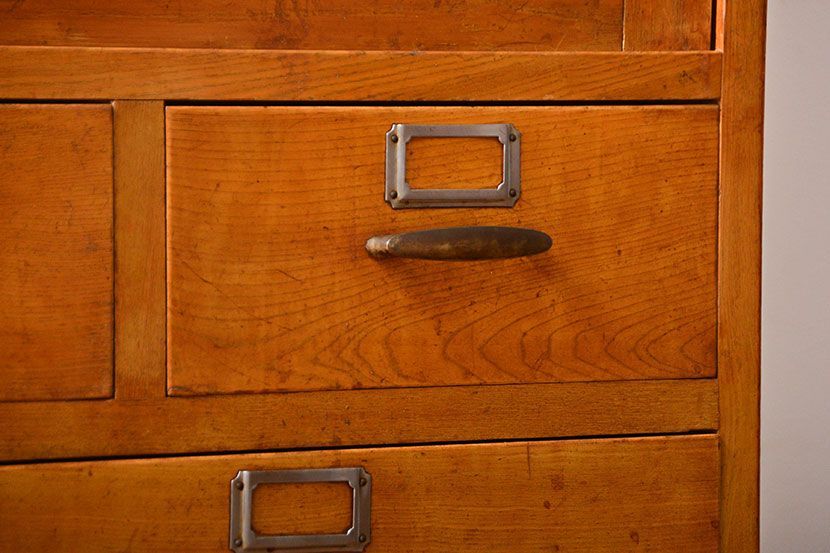 アンティーク家具　ネームプレート付き!モールガラス入り本箱