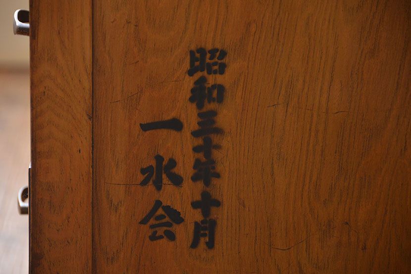 アンティーク家具　ネームプレート付き!モールガラス入り本箱