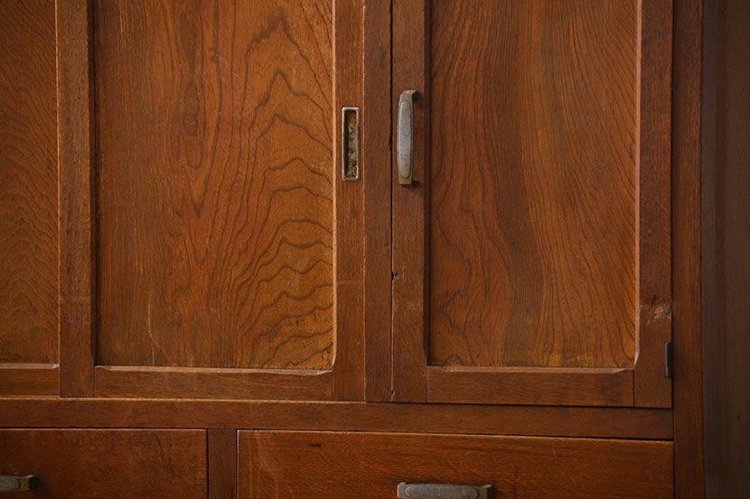 レトロ家具　昭和レトロ　脚付き食器棚