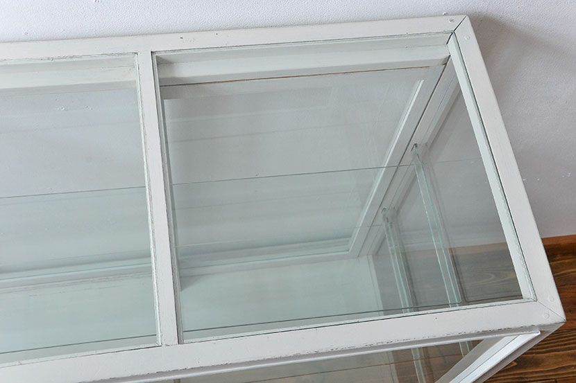 アンティーク家具　アンティークペイント　脚付きガラスケース(1)