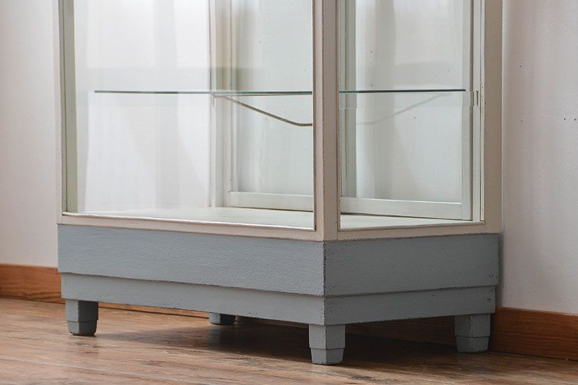 アンティーク家具　アンティークペイント　脚付きガラスケース(1)