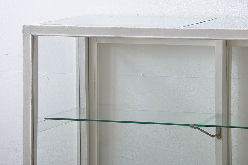 アンティーク家具　アンティークペイント　脚付きガラスケース(1)