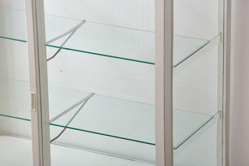 アンティーク家具　アンティークペイント　脚付きガラスケース(1)