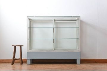 アンティーク家具　アンティークペイント　脚付きガラスケース(2)