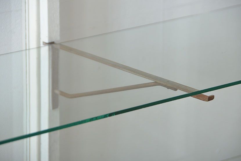 アンティーク家具　アンティークペイント　脚付きガラスケース(2)