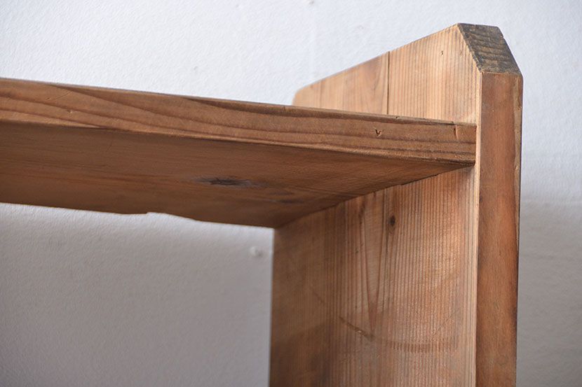 アンティーク家具　古い木のシンプルな本棚