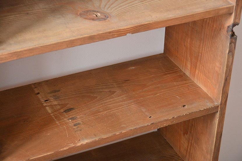 アンティーク家具　古い木のシンプルな本棚