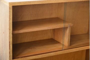 レトロ家具　アンティーク　飾り棚付きレトロな収納棚