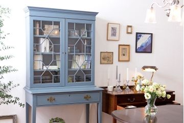 アンティーク家具　アンティークペイント　脚付きキャビネット