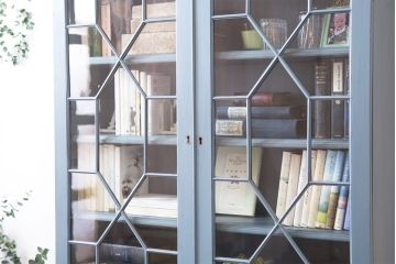 アンティーク家具　アンティークペイント　脚付きキャビネット