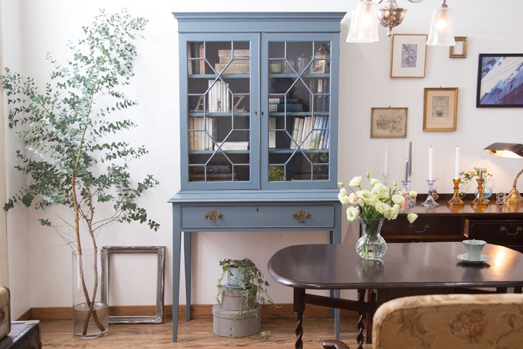 アンティーク家具　アンティークペイント　脚付きキャビネット