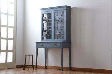 アンティーク家具　アンティークペイント　脚付きキャビネット