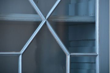 アンティーク家具　アンティークペイント　脚付きキャビネット