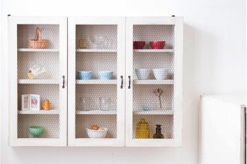 アンティーク家具　アンティークペイント　金網扉のウォールラック