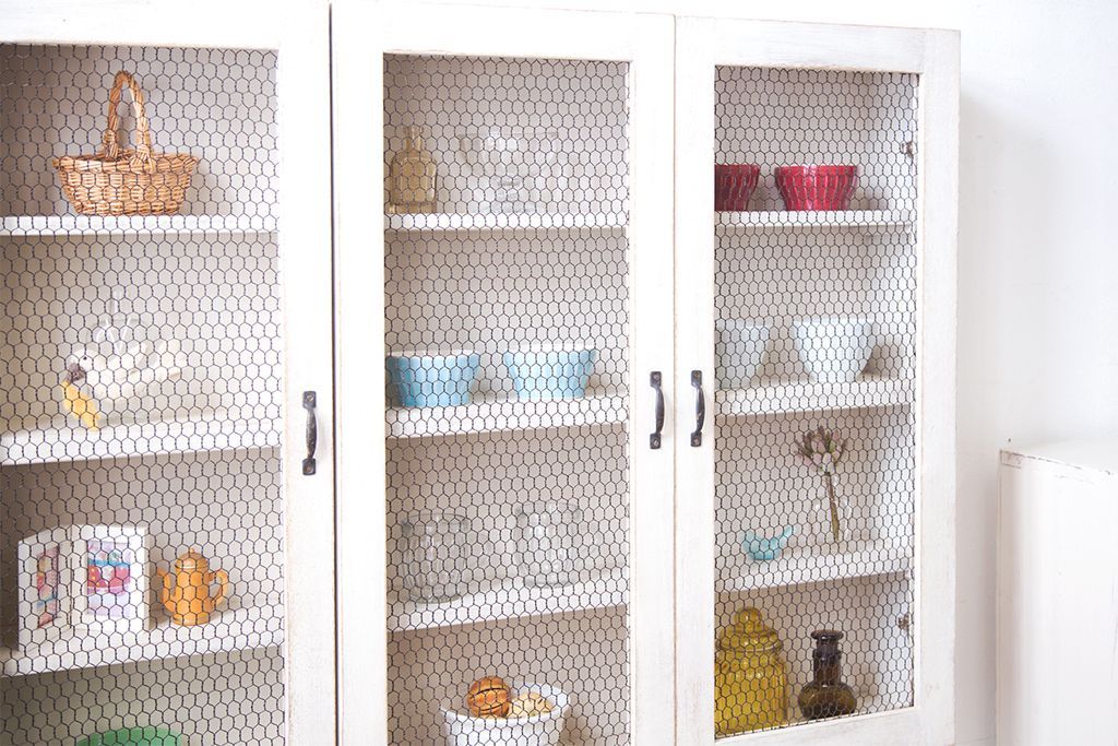 アンティーク家具　アンティークペイント　金網扉のウォールラック