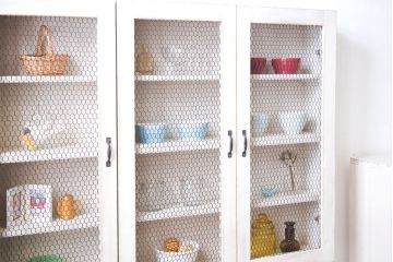 アンティーク家具　アンティークペイント　金網扉のウォールラック