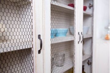 アンティーク家具　アンティークペイント　金網扉のウォールラック