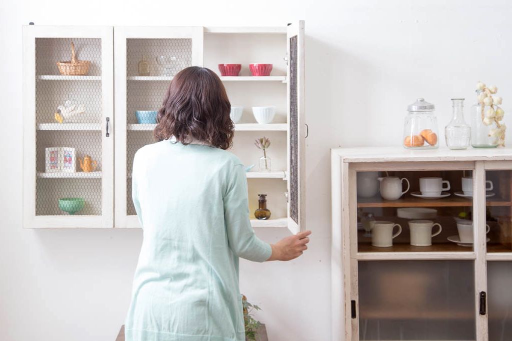 アンティーク家具　アンティークペイント　金網扉のウォールラック