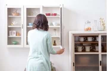 アンティーク家具　アンティークペイント　金網扉のウォールラック